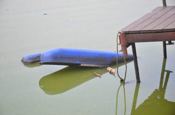 बोटिंग स्पॉट पर पर्यटकों की बोटिंग के लिए रखा गया बोट भी डूब गया है।