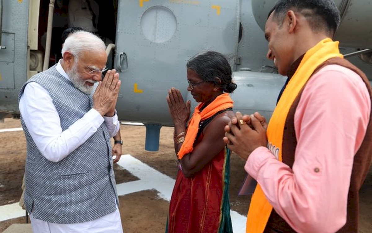 जब सिरसी में एक बुजुर्ग महिला फल विक्रेता मोहिनी से मिले प्रधानमंत्री नरेन्द्र
मोदी