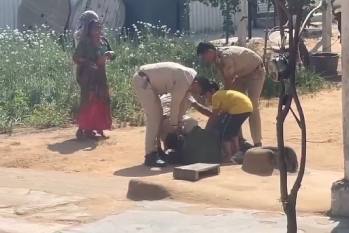 राजस्थान में पुलिसकर्मियों की दबंगई का वीडियो वायरल, बेटे के सामने पिता को जमकर
मारा, ये है पूरा मामला…