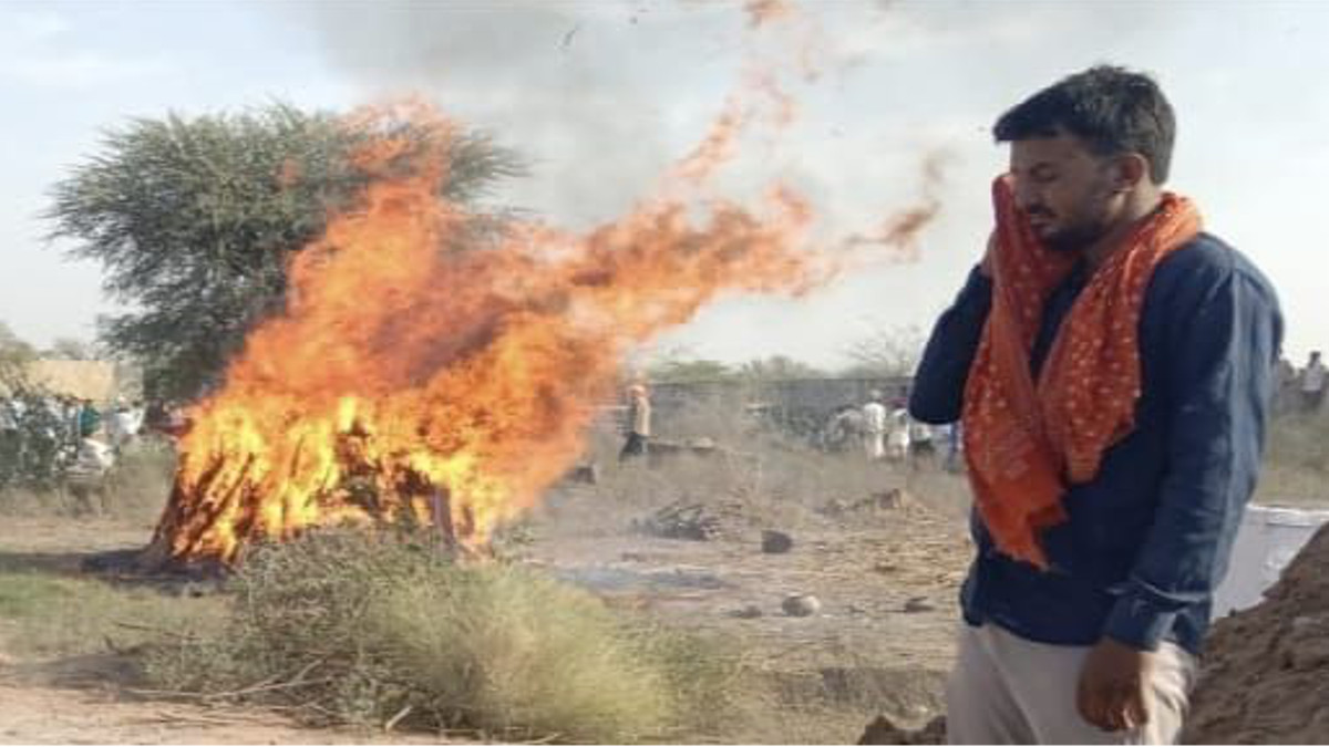 Rajasthan Accident: एक ही परिवार के पांच सदस्यों की एक साथ चिता जलने पर रो पड़ा
पूरा गांव - image