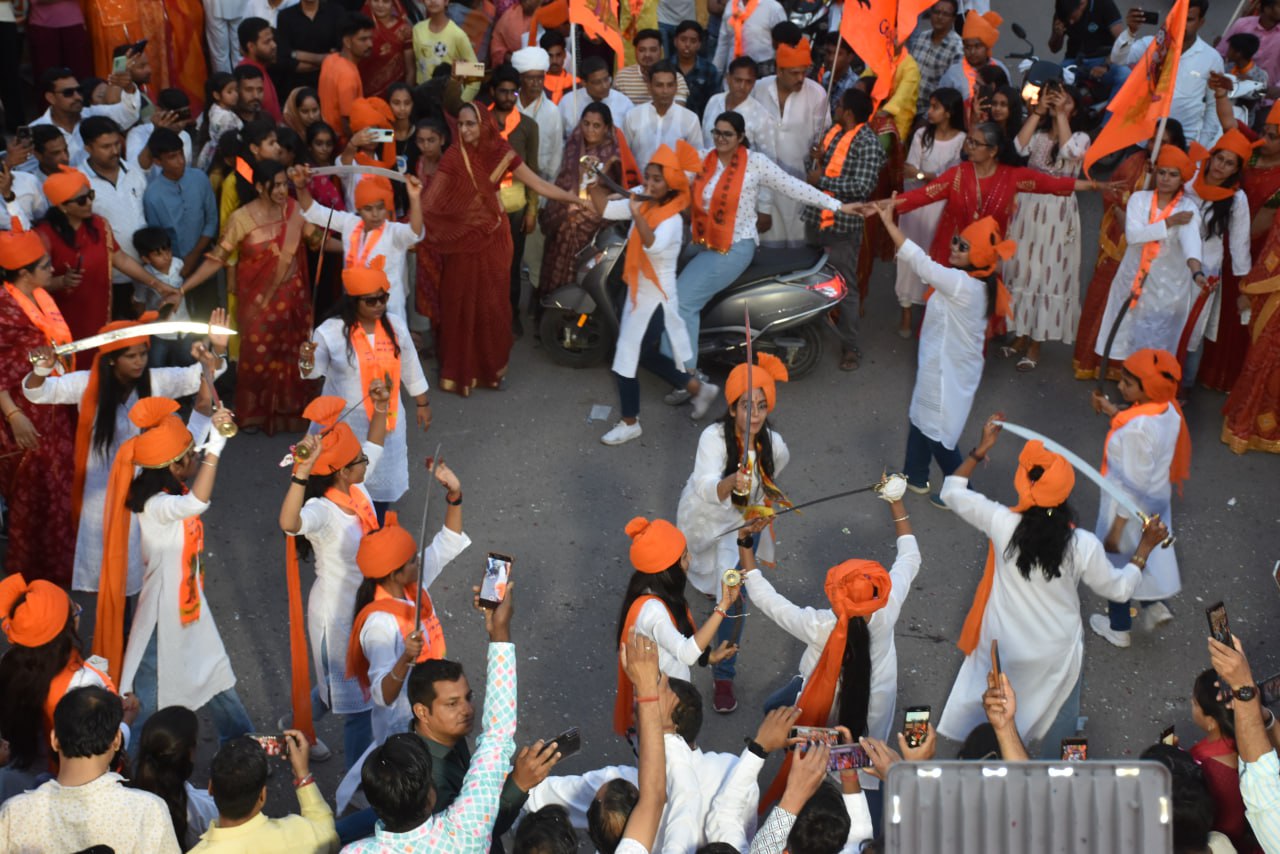 रामनवमी की शोभायात्रा में युवतियों ने दिखाए तलवारबाजी के करतब, देखिए वीडियो