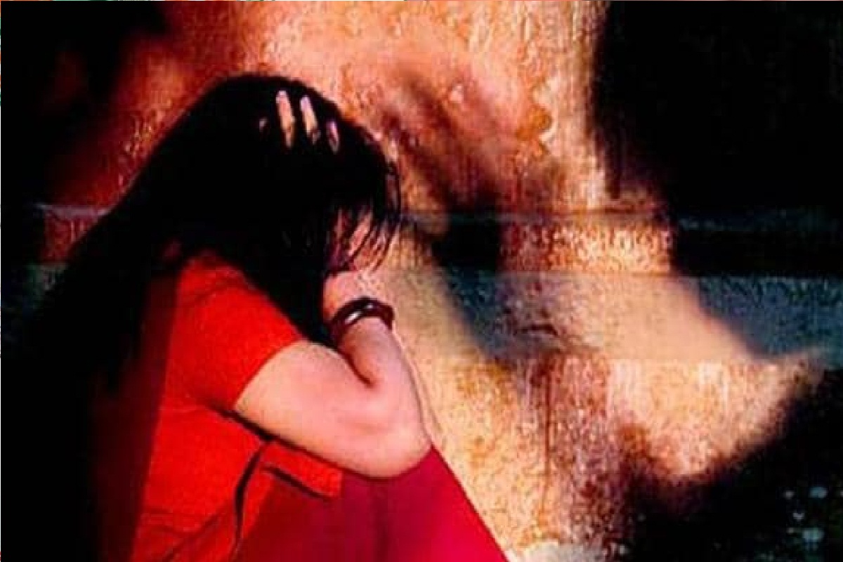 युवती को प्यार के जाल में फंसाकर लूटा ढाई लाख रुपए फिर… महीनों तक किया बलात्कार,
गिरफ्तार हुआ डॉक्टर
