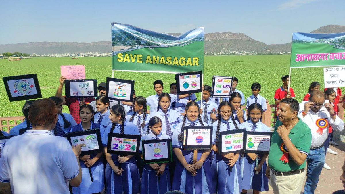 Earth Day: अजमेर में आनासागर झील को बचाने सड़कों पर उतरे स्कूल के विद्यार्थी