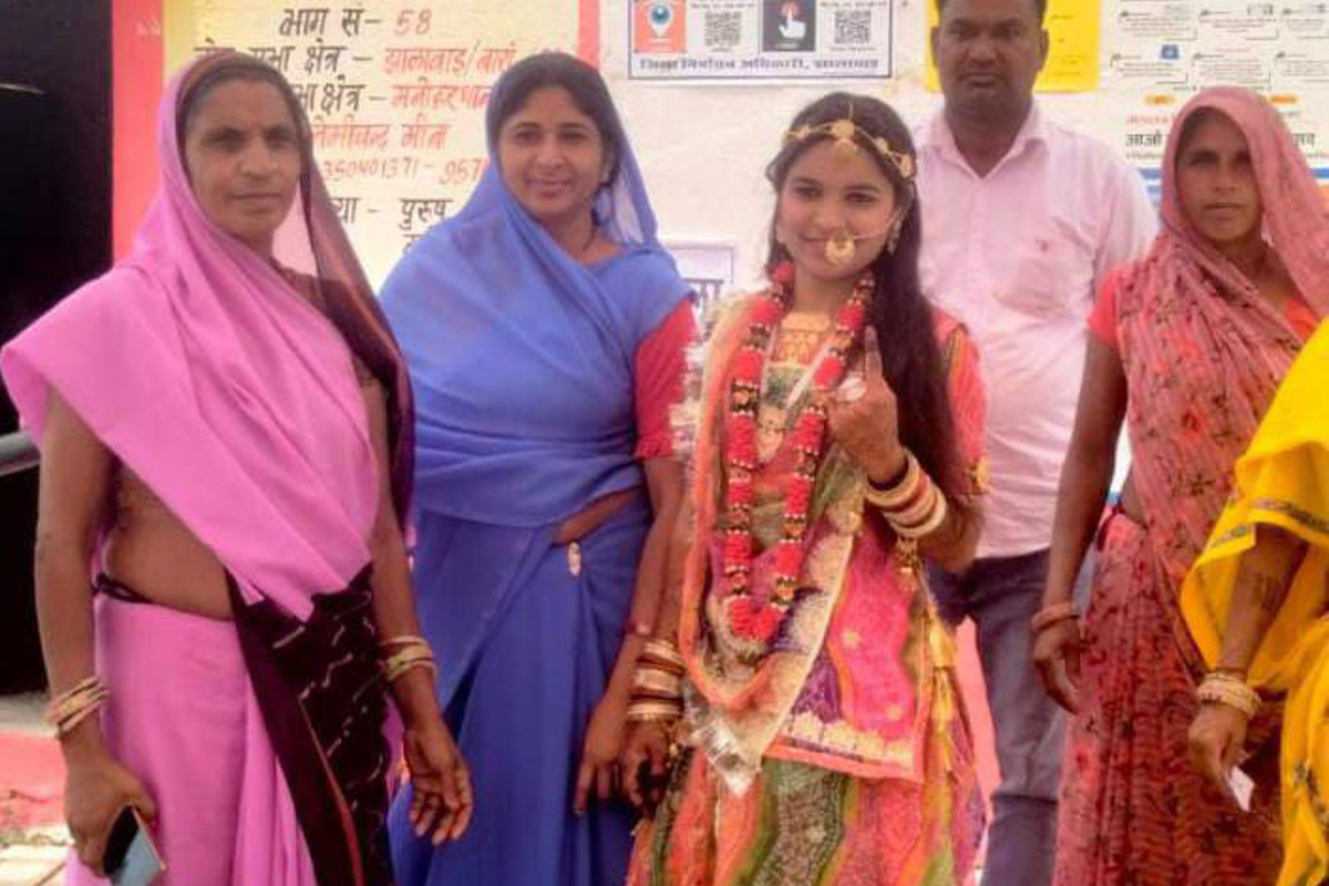 राजस्थान में यहां मतदान करने पहुंची दुल्हन शिक्षा, देखता रह गया हर कोई