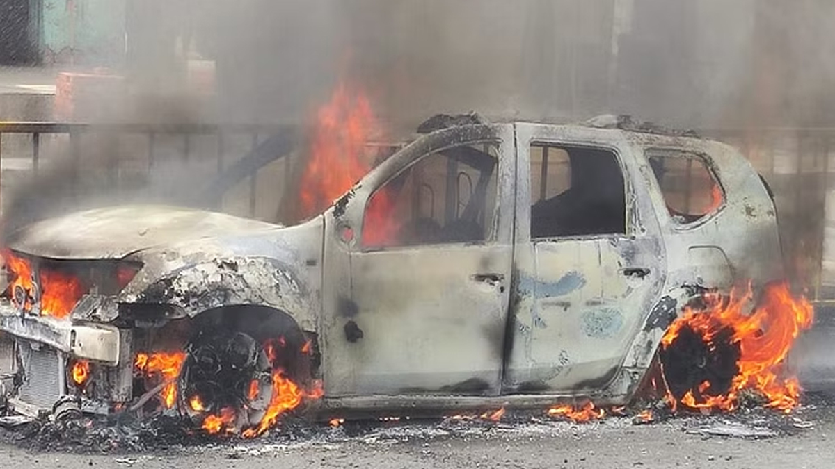 Amroha News: हाईवे पर दौड़ती कार में अचानक लगी आग, चालक ने कूद कर बचाई जान