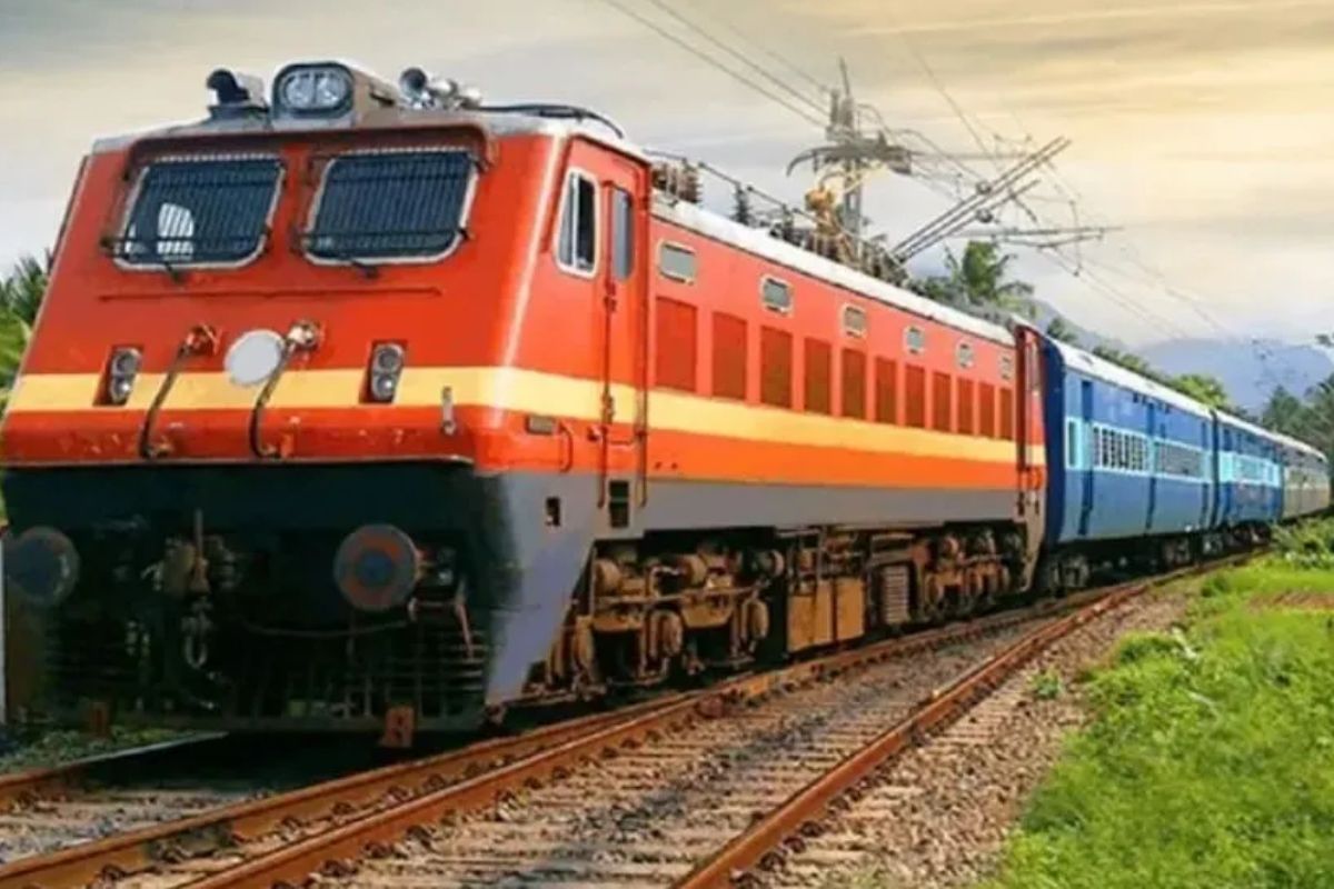 Train Cancel: आज से तीन दिन बदले रूट से चलेेगी पूजा एक्सप्रेस, ये 16 ट्रेनें
रद्द