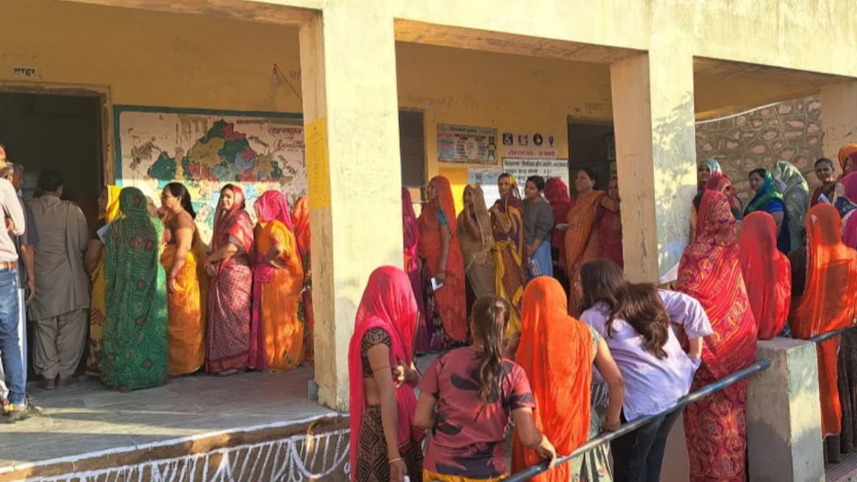 Rajasthan Chunav 2024: हॉट सीट बनी बाड़मेर में 1 बजे तक बंपर वोटिंग, क्या टूटेगा
रिकॉर्ड, किसके लिए खतरे की घंटी