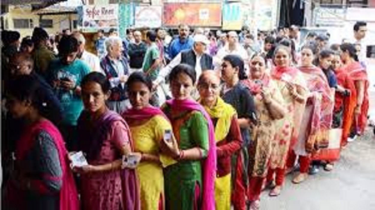 कर्नाटक की 28 में से 17 लोकसभा सीटों पर महिला मतदाता पुरुष मतदाताओं से अधिक,
घोषणा पत्रों में महिलाओं के लिए कई योजनाएं