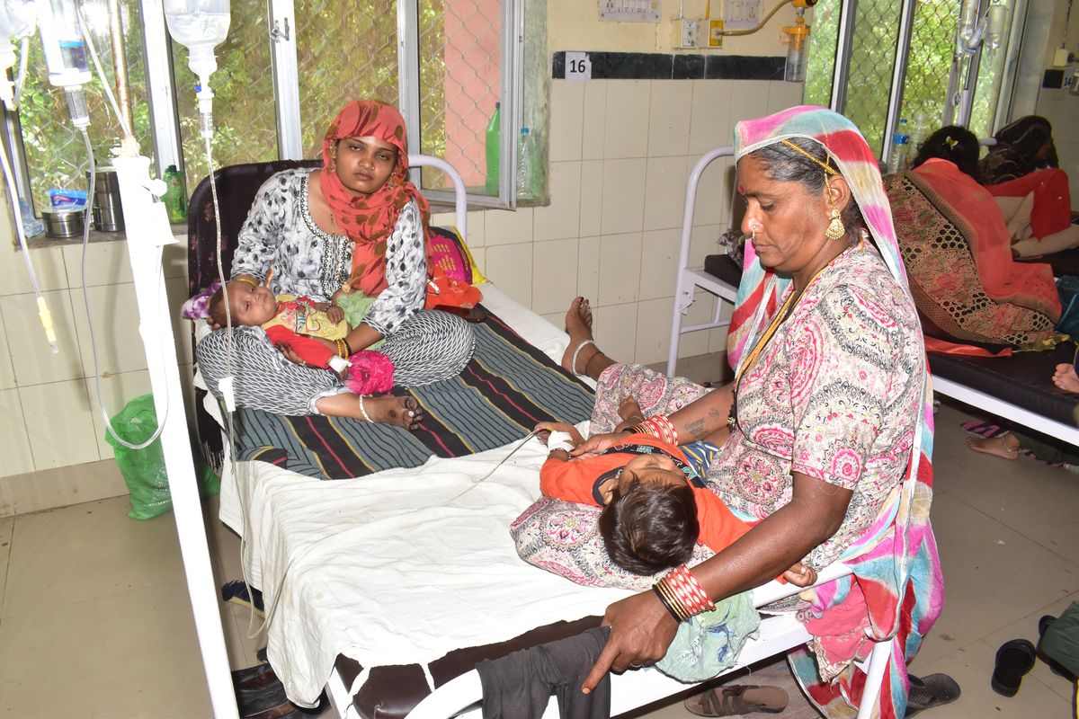 जेएलएन की एमसीएच विंग में बच्चे गर्मी से बेहाल, एक पलंग पर दो बीमार