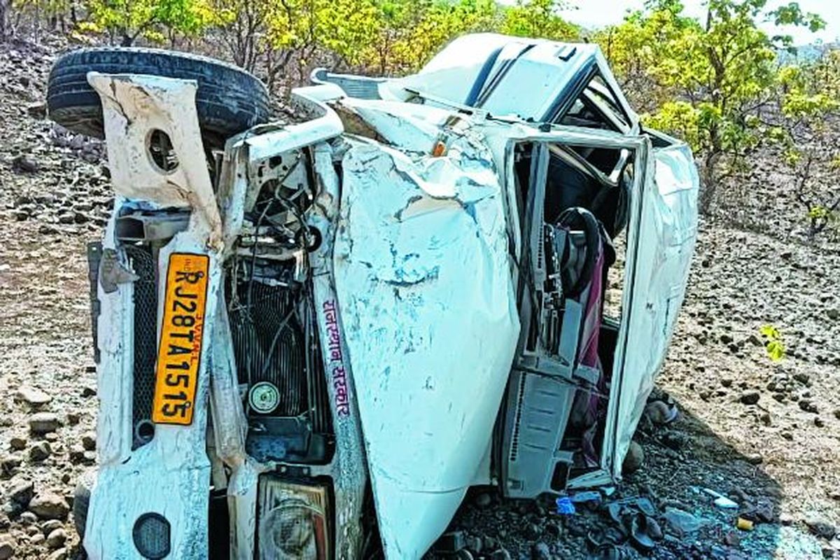 बारां जिले में हादसा : सारथल घाटी पर पलटी कार, एक जेईएन की मौके पर मौत, दो घायल