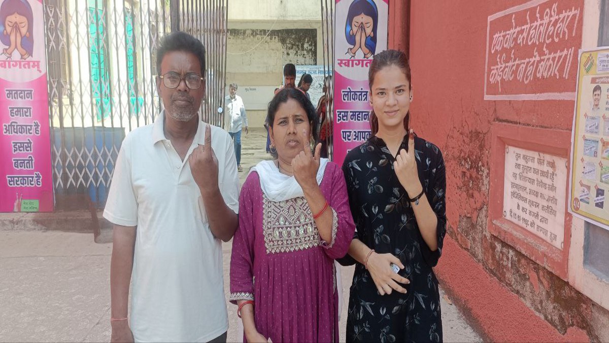 मतदान का उत्साह, युवतियों ने बूथ के बाहर ऐसे जताई खुशी