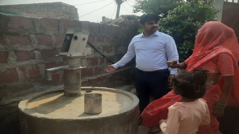 सरकारी हैंडपंप पर लगा रखी सबमर्सिबल पंप, कार्रवाई के दिए निर्देश Submersible pump installed on government hand pump, instructions given for action