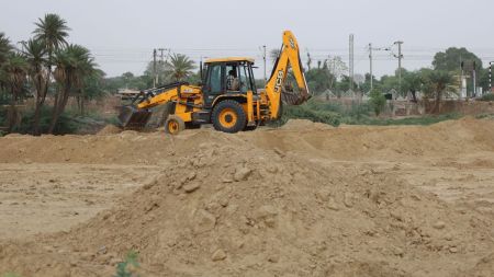 पांच दिन थमी रही, अब फिर से बीहड़ से मिट्टी का उठाव शुरू There was a halt for five days, now the lifting of soil from the ravine has started again