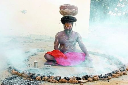 पार्वती नदी के सेतु से सटे प्रेमधाम हनुमान वाटिका में संत सीताराम दास के शिष्य मधुसूदन दास इन दिनों तेज धूप में अग्नि तपस्या कर रहे हैं। भक्त रोजाना धूणा के दर्शन करने आते हैं। जनकल्याण एवं सनातन धर्म के प्रचार के लिए अग्नि तप किया जाता है। झुलसाने वाली इस भीषण गर्मी में जहां लोगों का जीना मुश्किल हो रहा है, वही संत अपने चारों तरफ आग जलाकर बीच में बैठकर तपस्या कर रहे हैं। ऐसी गर्मी में जो भी इस संत को आग के बीच में बैठकर तपस्या करते हुए देखता है, वह दांतों तले उंगली दबा लेता है। प्रेम धाम हनुमान वाटिका में हर रोज भक्त दर्शन करने के लिए आ रहे है। एक वर्ष से यहां भंडारा चला रहा है। बड़ी संख्या में श्रद्धालु यहां बने श्रीराम और हनुमान मंदिर में दर्शन करने आते हैं।