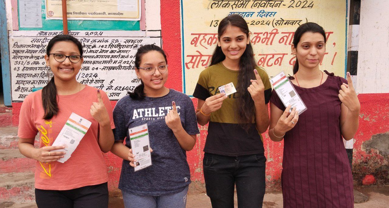 कनाड़ा से आए दंपती,पहली बार मतदान करने हैदराबाद,पुणे से आए शहर के छात्र