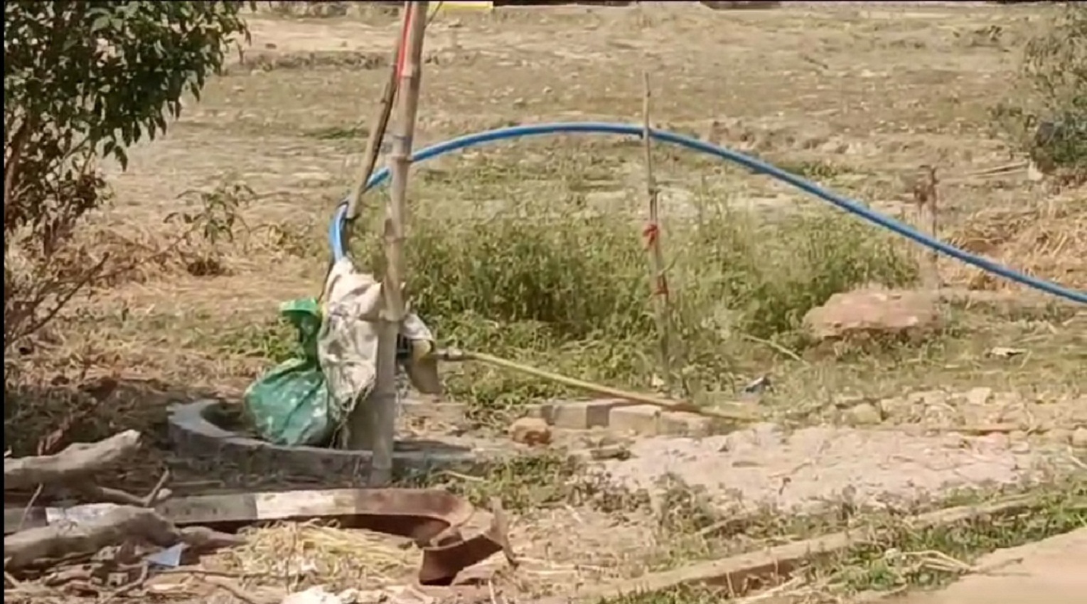 Dominance-सरकारी हैंडपंप पर किया कब्जा, पानी के लिए परेशान हो रहे ग्रामीण