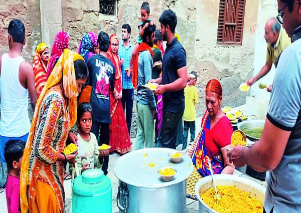खैरथल. दुनिया के इकलौते परियों के मंदिर में वैशाख माह के शुक्ल पक्ष के बुधवार को मेले का आयोजन हुआ। मेले में देशभर से करीब साठ हजार श्रद्धालुओं ने माता मंदिर माथा टेका और नए अनाज का चढ़ावा चढ़ा कर अपने बच्चों की खुशहाली की कामना की। आगामी बुधवार को भी यहां मेला भरेगा।   खैरथल कस्बे की पुरानी आबादी में स्थित मंदिर को परी वाली हवेली औऱ परी माता का मंदिर के नाम से जाना जाता है। यह मंदिर क्षेत्र में सांप्रदायिक सौहार्द की मिसाल भी है। इस मंदिर में हिन्दू ही नहीं मुस्लिम समुदाय के लोग भी मेले में शामिल होते हैं। वे इसे परी बीबी की हवेली के नाम से जानते है और मत्था टेकने आते है।
 मान्यता के चलते बाहर से आने वाले अल सुबह से ही मंदिर के बाहर लाइन में खडे हो गए। मंदिर की पुजारिन मिन्नी आचार्य व कौशल्या आचार्य ने बताया की मंगलवार देर रात्रि से ही श्रद्धालुओं का आना शुरू हुआ जो दोपहर एक बजे तक जारी रहा। वहीं शाम चार बजे बाद स्थानीय लोग ढोक देने पहुंचे। उन्होंने बताया की मंदिर में आने वाले चढ़ावे से ही मंदिर का जीर्णोद्धार किया जाता है।