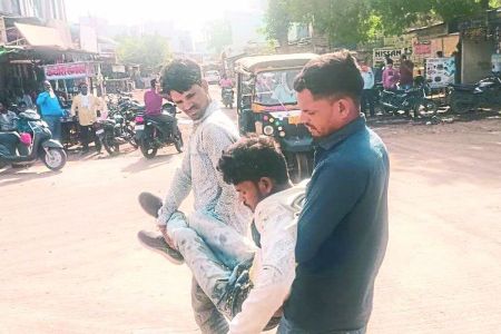 बारां जिले में ट्रैक्टर ट्रॉली पलटने की तीन अलग-अलग घटनाओं में बालक सहित दो लोगों की मौत हो गई। हादसे में कुल 43 लोग घायल हो गए। इनमें से दो घटनाएं किशनगंज थाना थेत्र के बालाखेड़ा रामपुरिया के पास तथा संबलपुर के पास की हैं। एक घटना केलवाड़ा कस्बे में हुई।