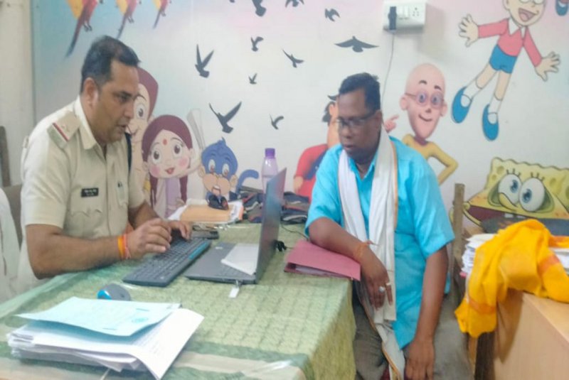 कम्प्यूटर से रेकॉर्ड खंगालते पुलिस टीम।