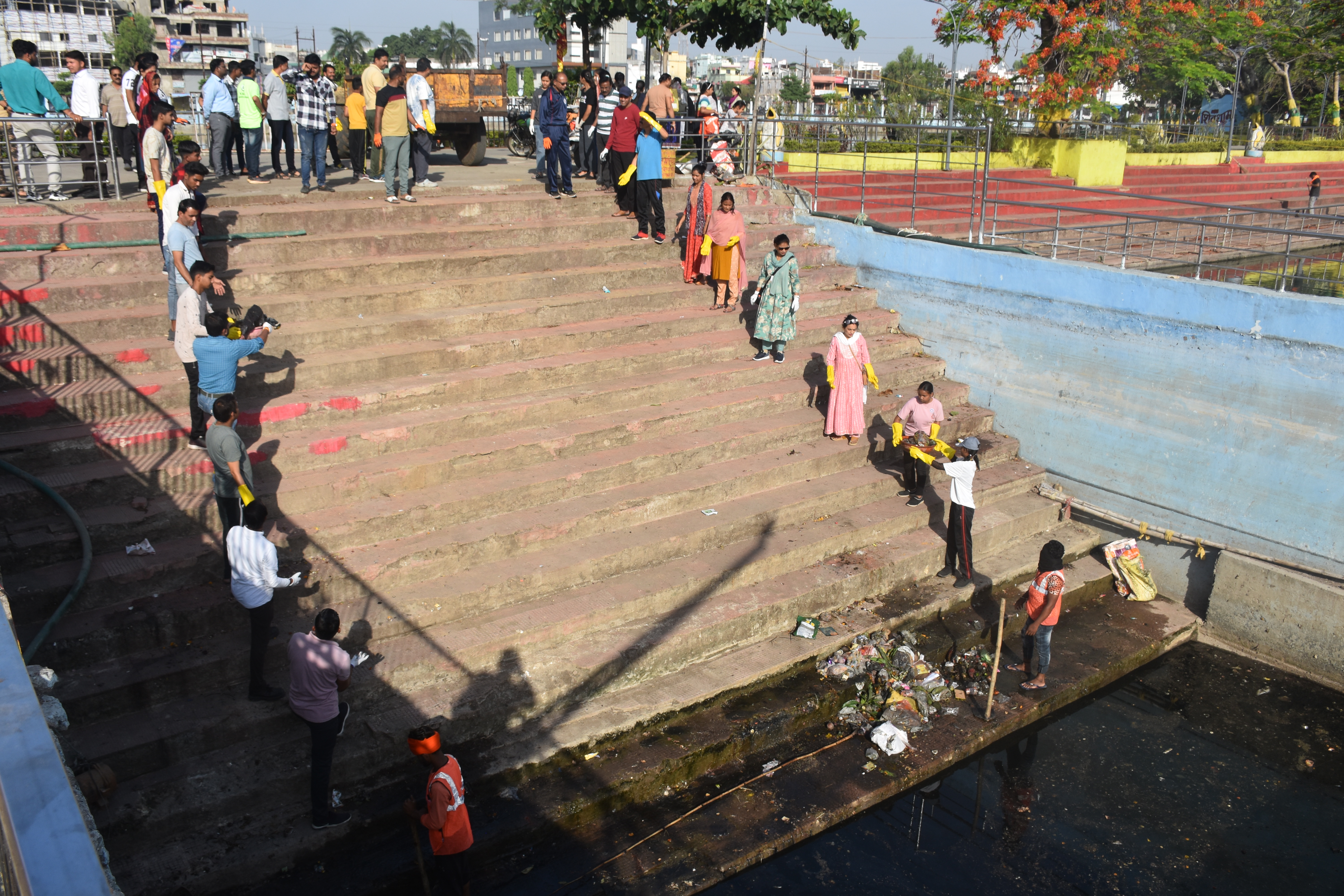 Photo Gallery: श्रमदानियों ने एक घंटे में कुंड से निकाला डेढ़ ट्रॉली कचरा - image