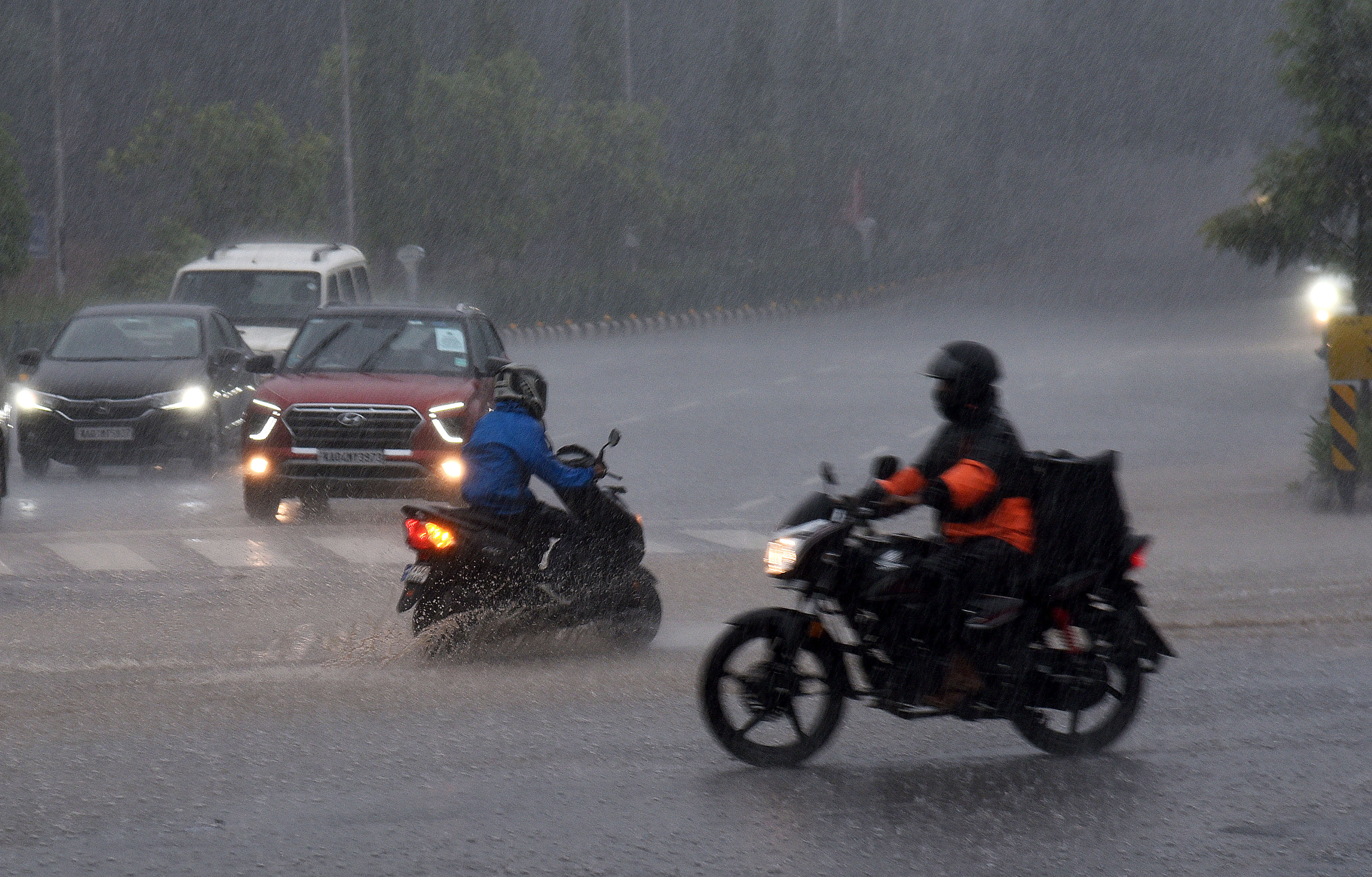 Monsoon Update 2024 :बंगाल की खाड़ी में बना खतरनाक चक्रवात,अगले 24 घंटे में
कर्नाटक में होगी प्रचंड बारिश - image