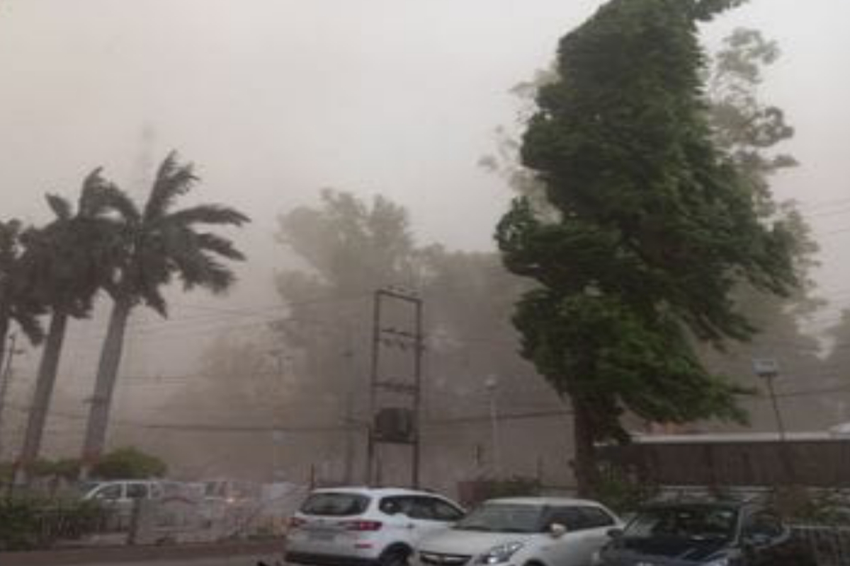 UP Rains: मौसम विभाग ने यूपी के 23 जिलों में धूल भरी आंधी- तूफान बारिश का IMD
Yellow Alert - image