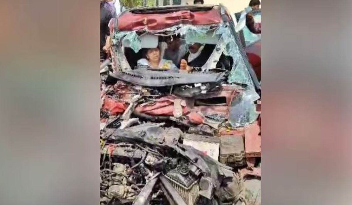 यमुना एक्सप्रेस-वे पर ट्रक ने क्रेटा को कुचला, अंदर फंसी चिल्लाती रही मां बेटी