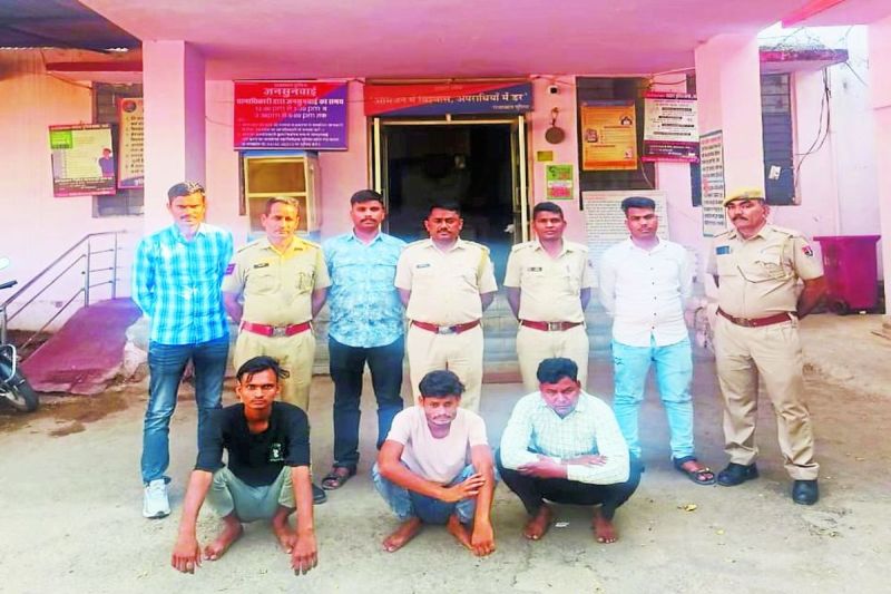पुलिस ने तीन दिन पहले एक फाइनेंस कम्पनी के रिकवरी एजेंटी की गला रेत कर हत्या करने के मामले का खुलासा करते हुए गुरुवार को वारदात में शामिल तीन आरोपियों को गिरफ्तार किया है। फिलहाल आरोपियों से पूछताछ की जा रही है। हत्या की सनसनीखेज वारदात लोन की किश्त के लिए तकाजा करने से परेशान होकर की गई थी। उल्लेखनीय है कि अज्ञात जनों ने मांगरोल थाना क्षेत्र के जैतलहैड़ी गांव निवासी रिकवरी एजेंट बुद्धि प्रकाश सुमन (28) की गला रेतकर हत्याकर लाश बड़़ा गांव के समीप निर्माणाधीन सूखी नहर के गड्ढे में फैंक दी थी। ग्रामीणों की सूचना पर पुलिस ने 21 मई को गड्ढे से शव बरामद कर पोस्टमार्टम के बाद अनुसंधान शुरू किया था।