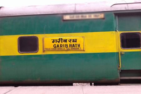 Garib Rath Express : नहीं चलेगी गरीब रथ एक्सप्रेस, टिकट विंडो से मिलेगा ...