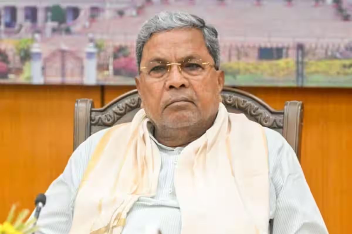 Karnataka: प्रज्वल रेवन्ना की गिरफ्तारी के लिए CM सिद्दारमैया ने दिया आदेश,
जेडीएस सांसद के खिलाफ जारी किया जा चुका है लुकआउट नोटिस