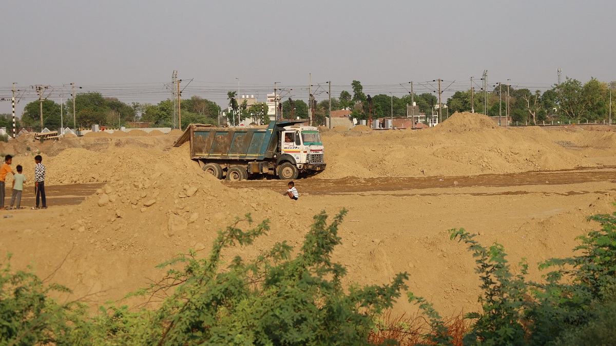 धौलपुर: मिट्टी का बेहिसाब उठाव, रेलवे कार्य में बीहड़ की सैकड़ों टन मिट्टी का हो
रहा इस्तेमला, जिम्मेदार चुप! - image