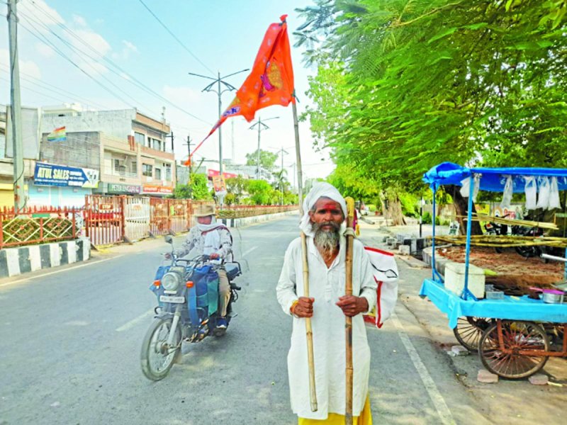 टीकमगढ़. पैदल तीर्थदर्शन करने के लिए जाता हुआ श्रद्धालु।
