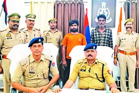 ललितपुर. हत्याकांड के खुलासे करते एएसपी व आरोपी।