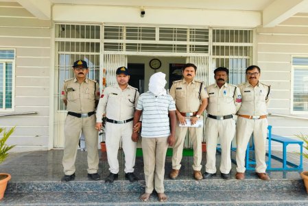 पुलिस की हिरासत में आया धोधाधड़ी का आरोपी।