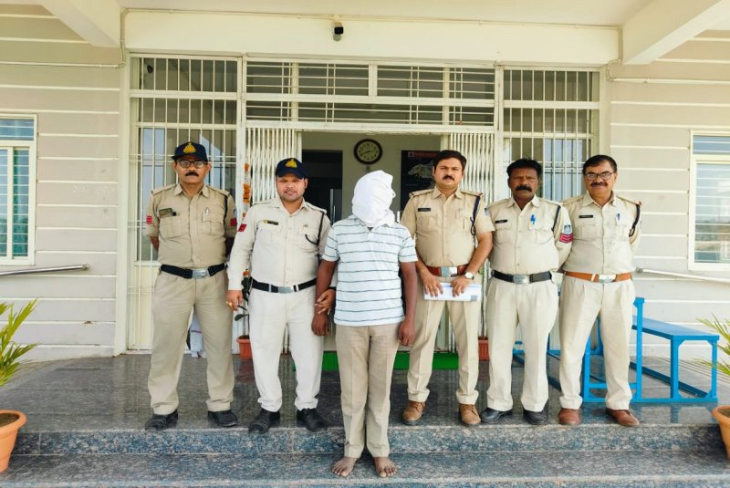 पुलिस की हिरासत में आया धोधाधड़ी का आरोपी।