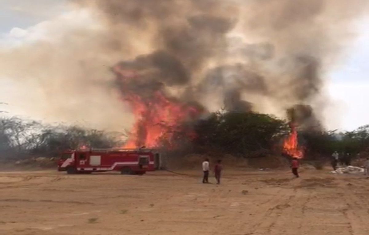 Watch Video: जंगल में आग से फैली अफरातफरी, दो घंटे की मशक्कत के बाद आग बुझी