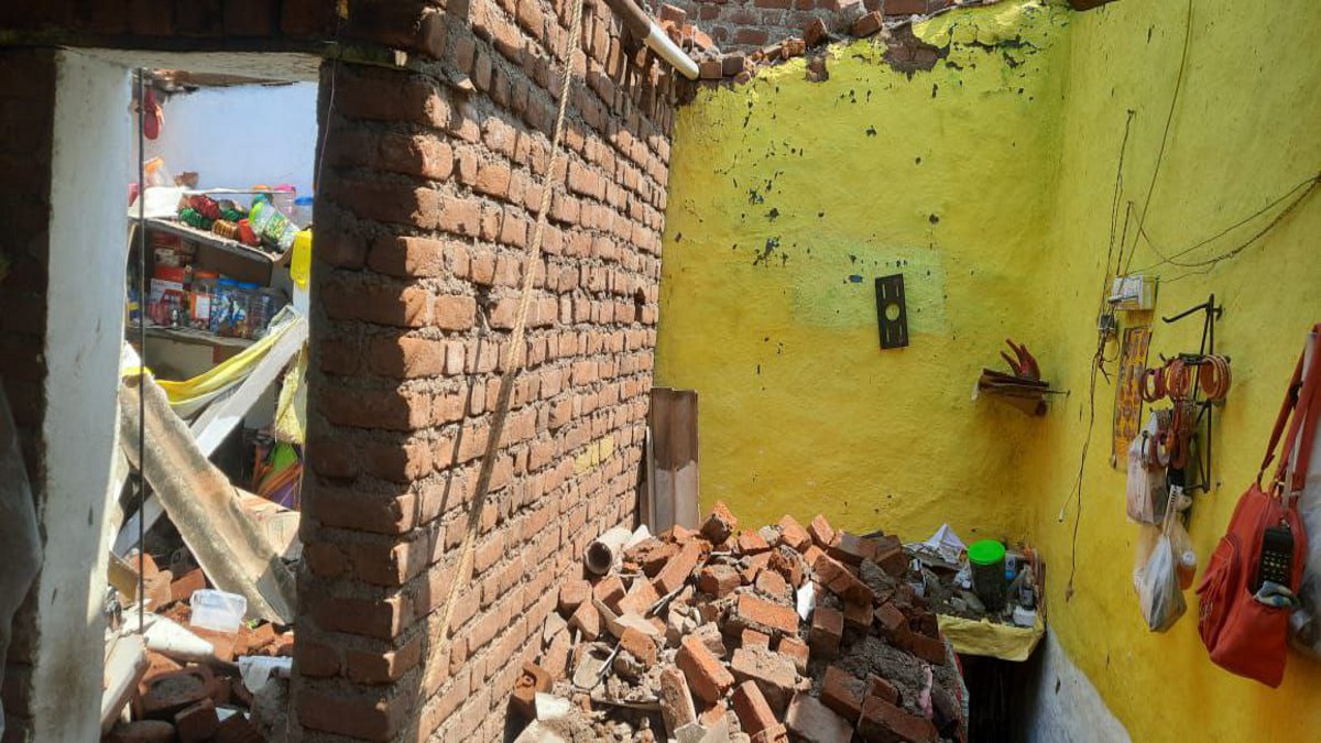 Video: तेज हवा ने गिरा दी घर की दीवार, तीन घायल, सामान टूटे