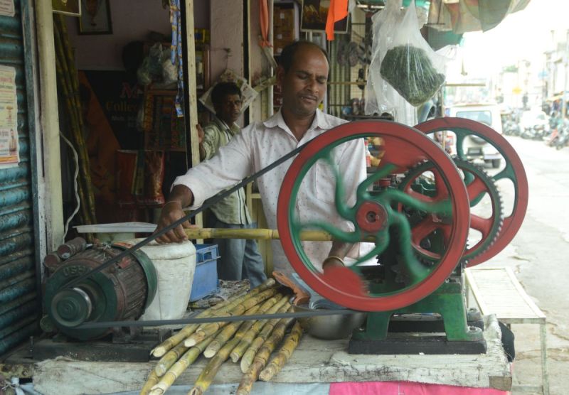 -बढ़ती गर्मी के चलते रोज हो रही है तीस क्विंटल गन्ने की खपत