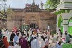 Bhojshala ASI Survey: तलवार के बाद खुदाई में मिली संगमरमर की प्रतिमा, काली पट्टी
बांध इकट्ठा हुआ मुस्लिम समुदाय - image