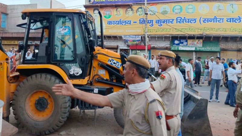 अतिक्रमण हटाने पहुंची जेसीबी, सकरे रास्ते में फंसी JCB arrived to remove encroachment, stuck in narrow path