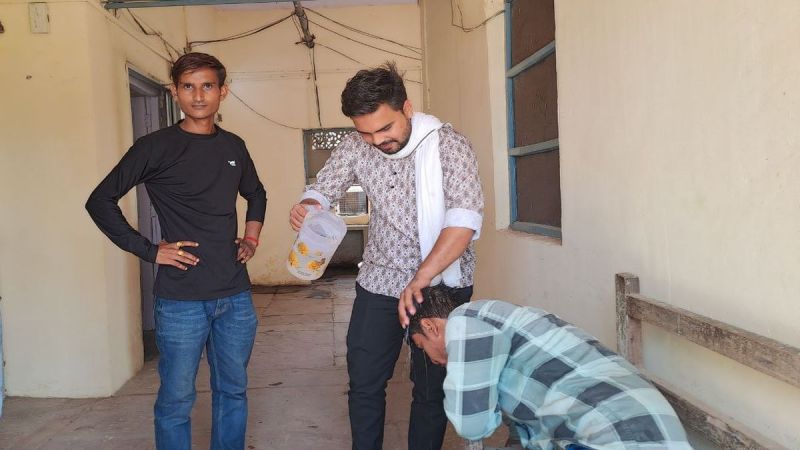 जलापूर्ति समस्या बताने पहुंचे पीएचईडी, युवक गश खाकर गिरा PHED arrived to tell about the water supply problem, the young man gasped and fell down