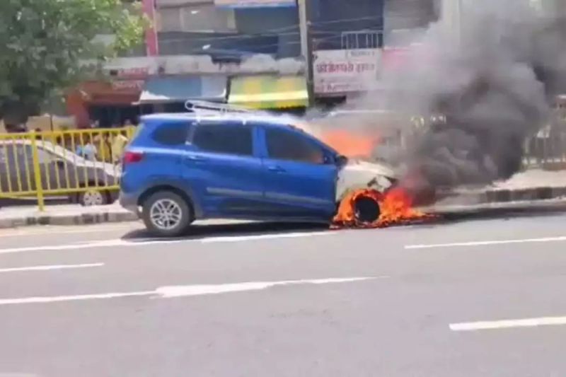 A moving car caught fire on Delhi Agra highway driver saved his life by jumping