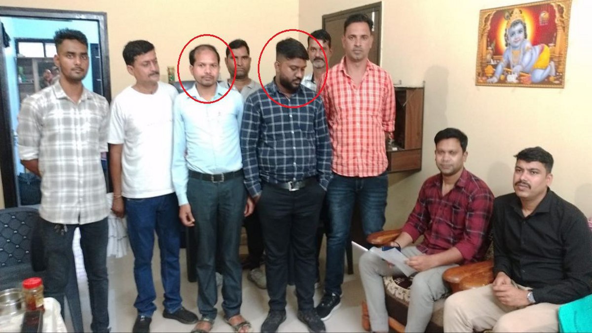 Ambikapur ACB raid: Video, एसीबी ने सहायक संचालक व मानचित्रकार को एनओसी के एवज
में 35 हजार की रिश्वत लेते रंगे हाथों किया गिरफ्तार - image