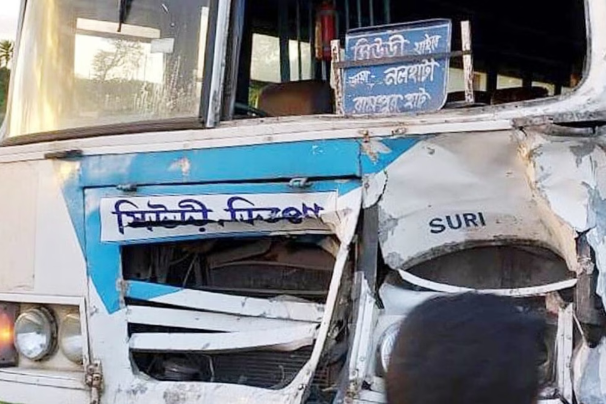 Death In Road Accident : पश्चिम बंगाल में ट्रांसफार्मर से टकराई बस तड़प तड़पकर
हुई चार लोगों की मौत