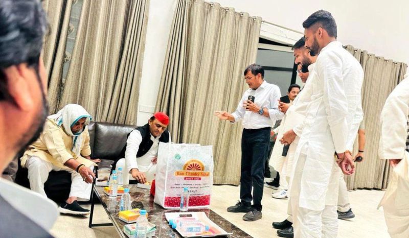 Agra BJP MLA Chaudhry Babulal And SP President Akhilesh Yadav Photo Viral amidst lok sabha elections 2024