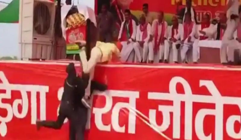 Akhilesh Yadav Rally in Ballia: सुरक्षा तोड़कर अखिलेश की ओर दौड़ा युवक, कमांडों ने बिजली की रफ्तार से धर दबोचा, वीडियो वायरल