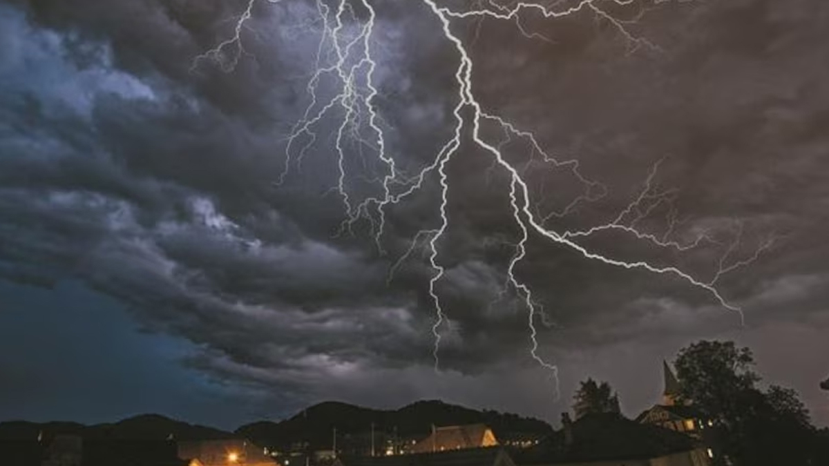 UP Weather: यूपी के कई जिलों में आंधी-तूफान के साथ बिजली गिरने का अलर्ट, वीकेंड
पर ऐसा रहेगा मौसम - image