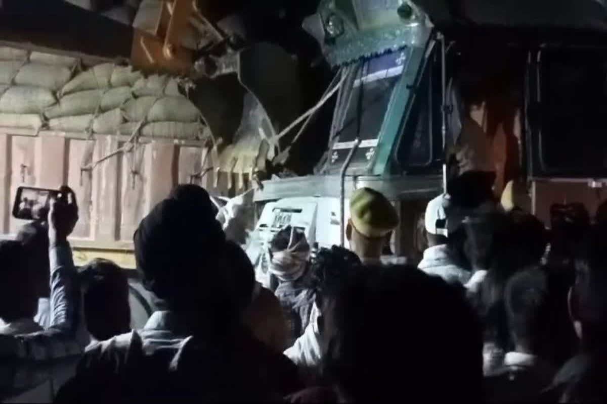 राजस्थान में दर्दनाक हादसा : ट्रेलर-ट्रक की भिड़ंत में एक चालक का सिर धड़ से
अलग, दूसरा गंभीर घायल