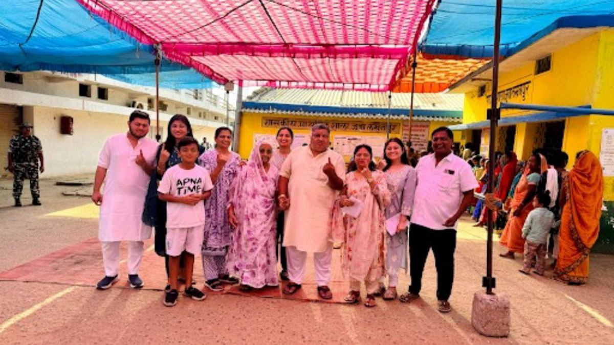 Ambikapur MLA voting with family