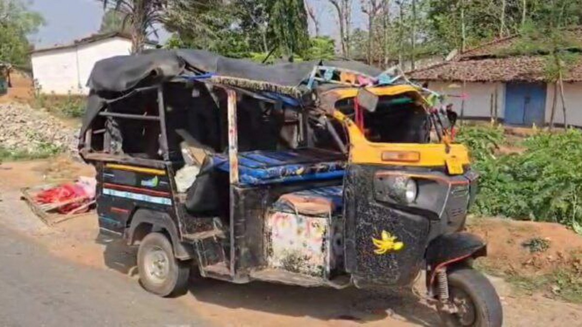 CG Road Accident: तेज रफ्तार ट्रक ने ऑटो रिक्शा को मारी टक्कर, शादी समारोह से
लौट रहे 2 नाबालिगों की मौत, 7 घायल